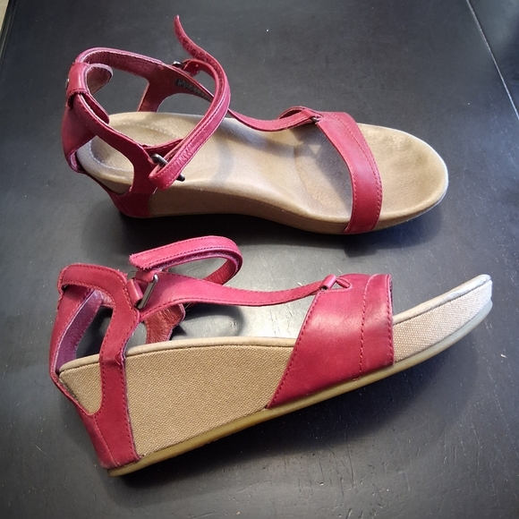 Teva Red Leather Capri Women's Sandal Size 8.5 - Picture 1 of 11